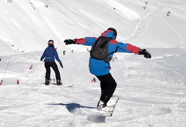 Mochila de esquí y snowboard sobre un fondo transparente